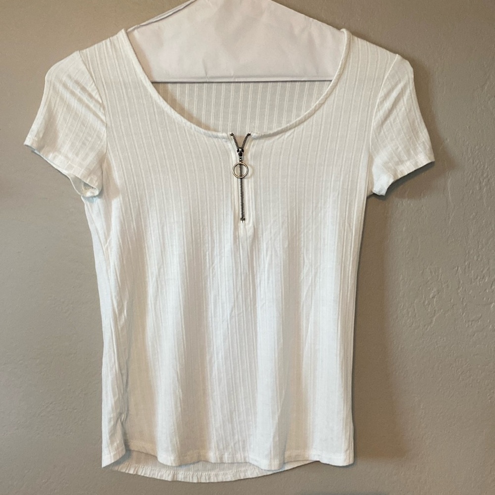 Women’s  size S Pink Republic Cap Sleeve Shirt in White